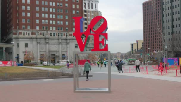 Love Sign Love Park Philadelphia Philadelphia United States February 2023 — Stockvideo