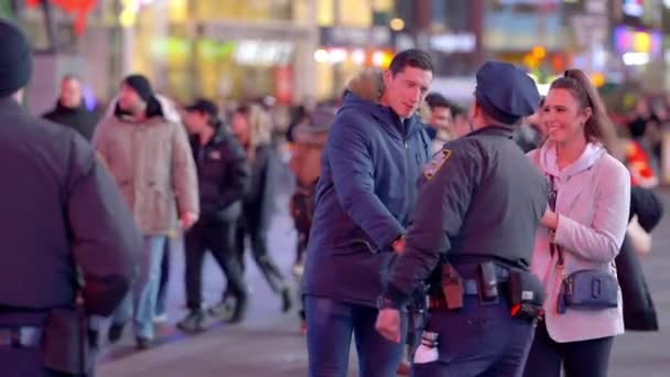 Дружелюбні Працівники Поліції Нью Йорка Виставляють Фотографії Таймс Сквер Нью — стокове відео