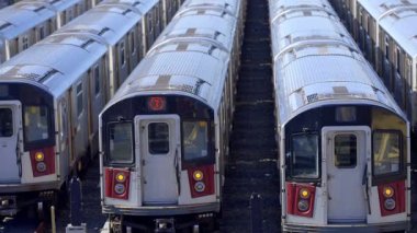Queens New York 'taki metro istasyonu - New York Şehri, Birleşik Devletler - 14 Şubat 2023