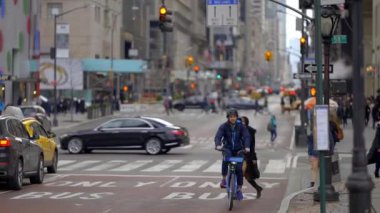 New York 5. Cadde 'de trafik - New York Şehri, Birleşik Devletler - 14 Şubat 2023