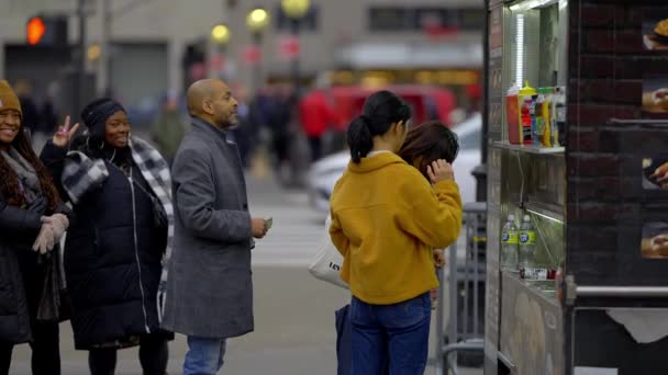 Zakup Hot Doga Ulicach Nowego Jorku Nowość York City Sty — Wideo stockowe