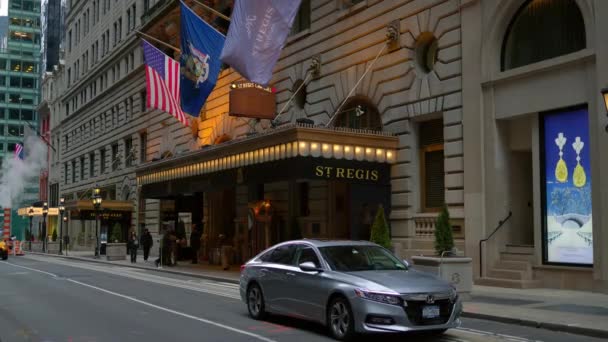 ニューヨークの5番街にあるセント レジス ホテル ニューヨーク アメリカ 2023年2月14日 — ストック動画
