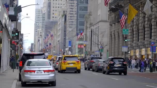 Tráfico Quinta Avenida Nueva York Nueva York City Estados Unidos — Vídeos de Stock