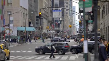 New York 5. Cadde 'de trafik - New York Şehri, Birleşik Devletler - 14 Şubat 2023