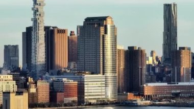 Manhattan şehir merkezindeki finans bölgesi boyunca uçuş - İHA fotoğrafçılığı