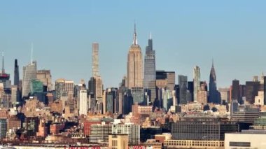 Empire State Binası İHA fotoğrafçılığıyla Manhattan şehir merkezi boyunca uçuş.