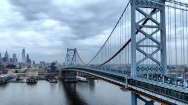 Philadelphia 'daki Benjamin Franklin Köprüsü boyunca uçuş - İHA fotoğrafçılığı