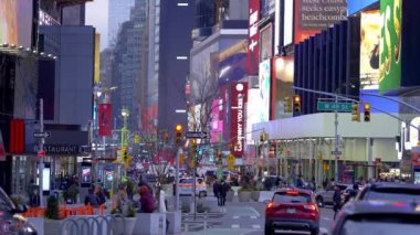 Times Meydanı New York 'ta sokak trafiği - New York Şehri, Birleşik Devletler - 14 Şubat 2023