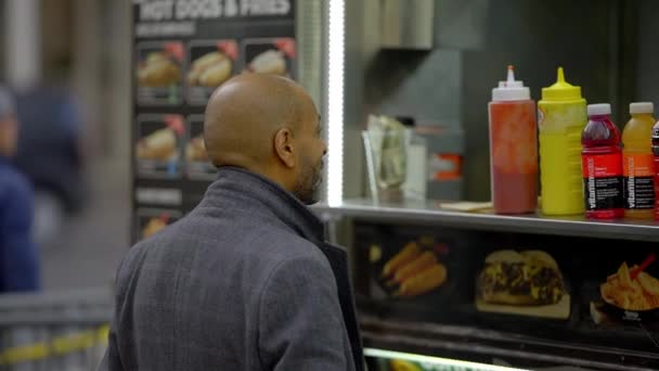 Zakup Hot Doga Ulicach Nowego Jorku Nowość York City Sty — Wideo stockowe