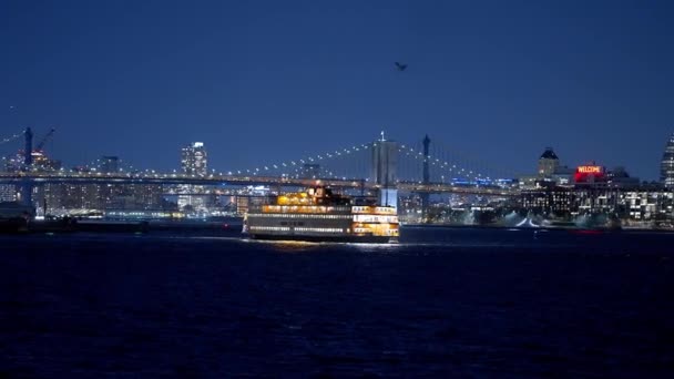 スタテン島フェリーとブルックリン橋が夜に ニューヨーク市 2023年2月14日 — ストック動画