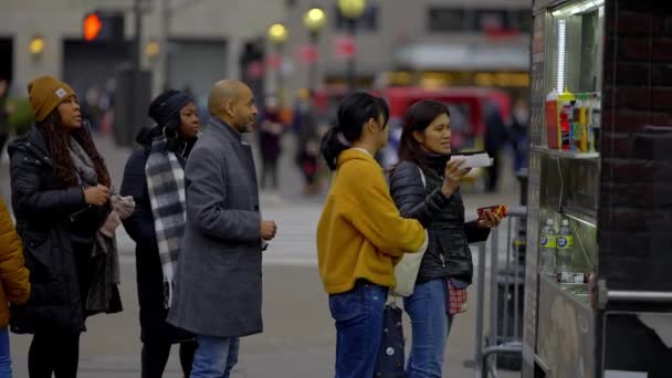 Cumpărarea Unui Hot Dog Străzile Din New York New York — Videoclip de stoc