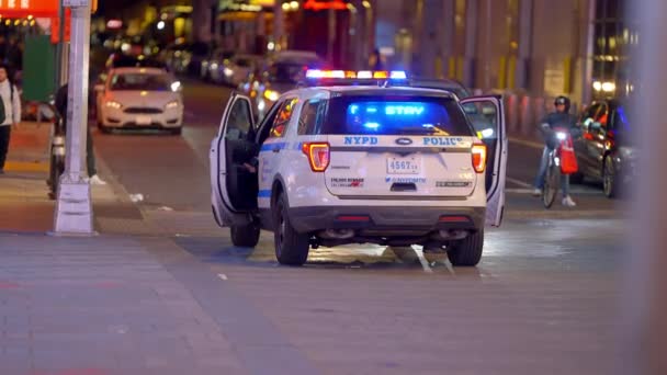 Офицеры Выехали Полицейской Машины Манхэттене Нью Йорк Сша Февраля 2023 — стоковое видео