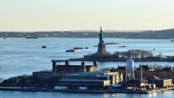 Liberty Island Ellis Island Och Frihetsgudinnan Flygbilder Drönare Fotografi — Stockvideo