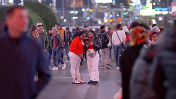街头艺人在时代广场街头表演 美国纽约州纽约市 2023年2月14日 — 图库视频影像