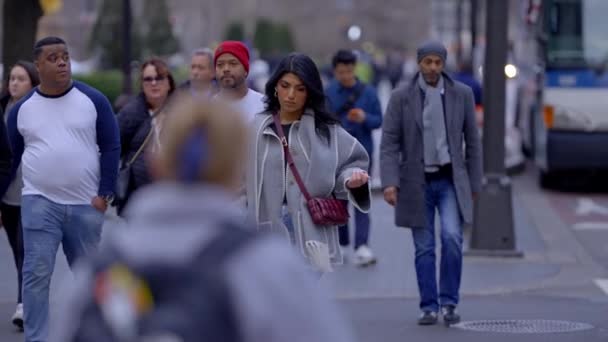 Gente Caminando Por Quinta Avenida Cámara Lenta Nueva York City — Vídeos de Stock