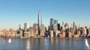 Manhattan 'ın silueti boyunca uçuş - İHA fotoğrafçılığı