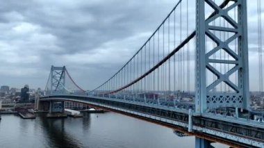 Philadelphia 'daki Ben Franklin Köprüsü boyunca uçuş - İHA fotoğrafçılığı