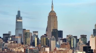 Empire State binası ile Manhattan silueti boyunca uçmak - İHA fotoğrafçılığı