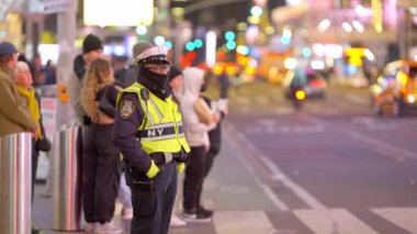 Times Meydanı 'ndaki NYPD trafik polisi - New York Şehri, Birleşik Devletler - 14 Şubat 2023