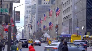 New York 'taki 5. Cadde' deki Rockefeller Center 'da Amerikan Bayrakları - New York Şehri, Birleşik Devletler - 14 Şubat 2023