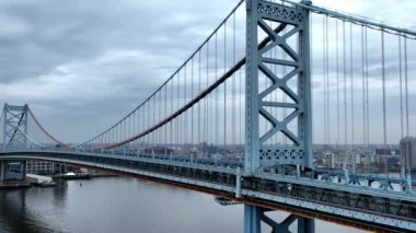 Philadelphia 'daki Ben Franklin Köprüsü boyunca uçuş - İHA fotoğrafçılığı