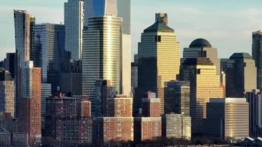 Manhattan şehir merkezindeki finans bölgesi boyunca uçuş - İHA fotoğrafçılığı