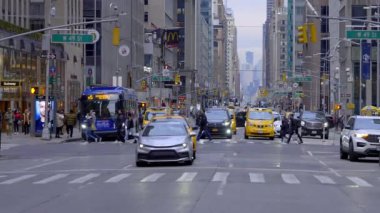 New York Bulvarı 'nda Sokak Trafiği - New York Şehri, Birleşik Devletler - 14 Şubat 2023