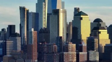 Manhattan şehir merkezindeki finans bölgesi boyunca uçuş - İHA fotoğrafçılığı