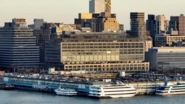 Hudson Nehri 'ndeki Manhattan İskelesi - hava görüntüleri - İHA fotoğrafçılığı