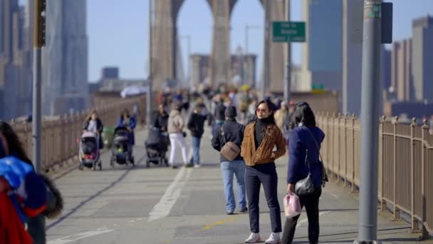 在阳光灿烂的日子里走过纽约布鲁克林大桥 美国纽约州纽约市 2023年2月14日 — 图库视频影像