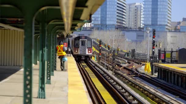 Linha Metrô Que Chega Estação Nova Cidade Iorque Estados Unidos — Vídeo de Stock