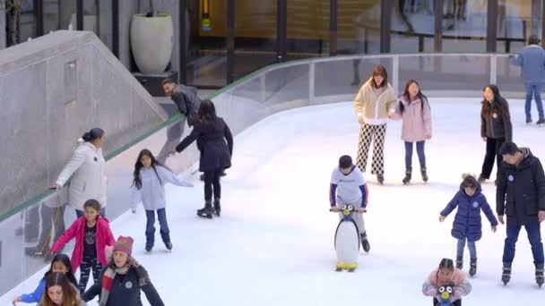 美国纽约州纽约市洛克菲勒广场的冰场 2023年2月14日 — 图库视频影像