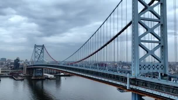 Vuelo Largo Del Puente Ben Franklin Filadelfia Fotografía Con Drones — Vídeo de stock