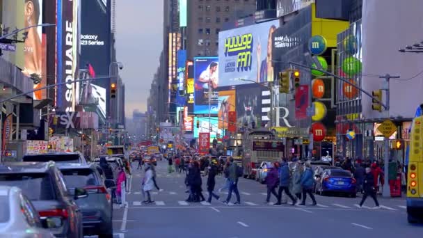 2023年2月14日 美国纽约州纽约市时代广场穿过街道的人 — 图库视频影像