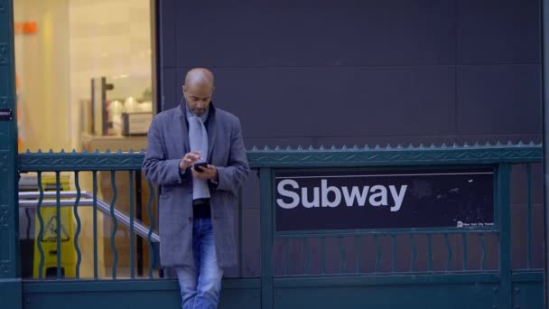 Man Vid Tunnelbanestation New York New York City Förenade Staterna — Stockvideo