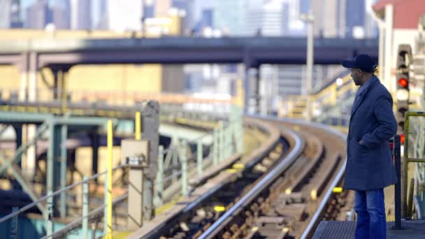 Άνθρωπος Περιμένει Τρένο Του Μετρό Στη Νέα Υόρκη Ταξιδιωτικές Φωτογραφίες — Αρχείο Βίντεο