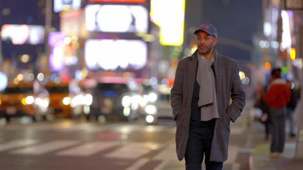 在曼哈顿散步的黑人男子 夜间旅行摄影 — 图库视频影像