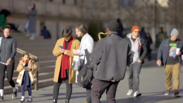 Саксофонист Расхаживающий Улицам Нью Йорка Нью Йорк Сша Февраля 2023 — стоковое видео