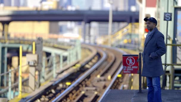 New York Metro Trenini Bekleyen Adam Seyahat Fotoğrafçılığı — Stok video