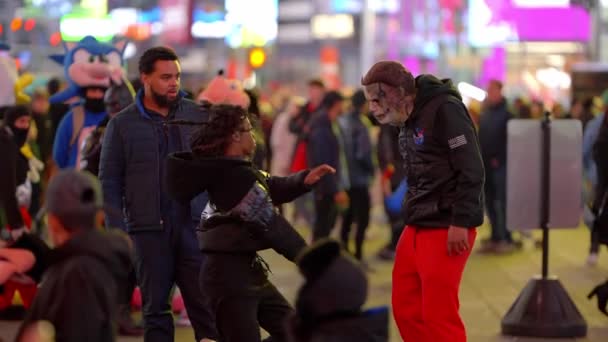 Utcai Művészek Buszoztak Times Square New York City Egyesült Államok — Stock videók