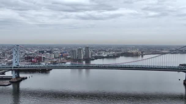 Volo Lungo Benjamin Franklin Bridge Filadelfia Fotografia Dei Droni — Video Stock