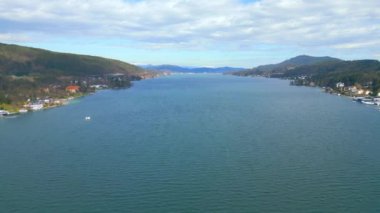 Avusturya 'daki Woerthersee Gölü üzerinde uçuş - hava manzarası - seyahat fotoğrafçılığı