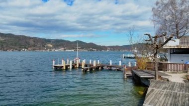 Avusturya 'daki Woerthersee Gölü' nde güzel bir iskele - seyahat fotoğrafçılığı