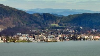 Avusturya 'daki muhteşem Woerthersee Gölü - hava manzarası - seyahat fotoğrafçılığı