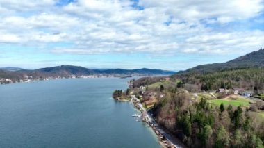 Avusturya 'daki ünlü Woerthersee Gölü - hava manzarası - seyahat fotoğrafçılığı