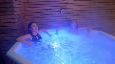 Otur ve renkli bir jakuzide rahatla - stok fotoğrafçılığı