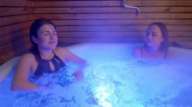 Otur ve renkli bir jakuzide rahatla - stok fotoğrafçılığı