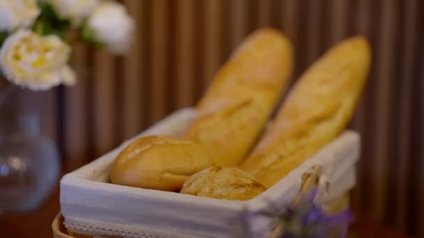 Mengambil Roti Dan Roti Gulung Meja Sarapan Fotografi Stok — Stok Video