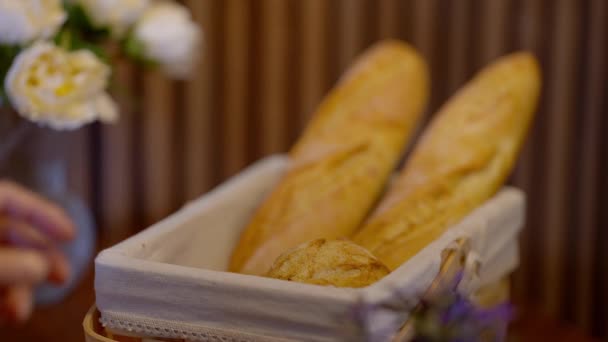 Bierzemy Chleb Bułki Przy Stole Śniadaniowym Fotografia Giełdowa — Wideo stockowe
