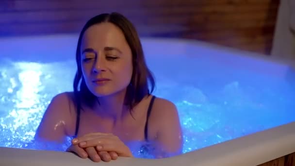 Una Mujer Que Relaja Una Bañera Hidromasaje Por Noche Fotografía — Vídeos de Stock